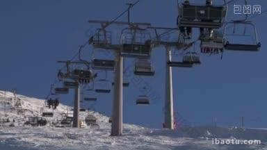 椅子滑雪缆车，滑雪者可以在上面